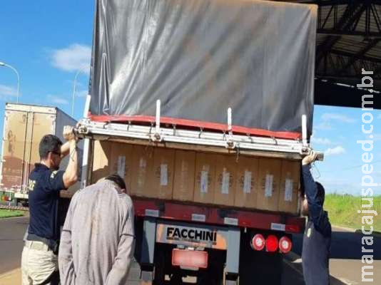 Motorista tenta fugir e acaba flagrado com 500 mil maços de cigarros Motorista tenta fugir e acaba flagrado com 500 mil maços de cigarros