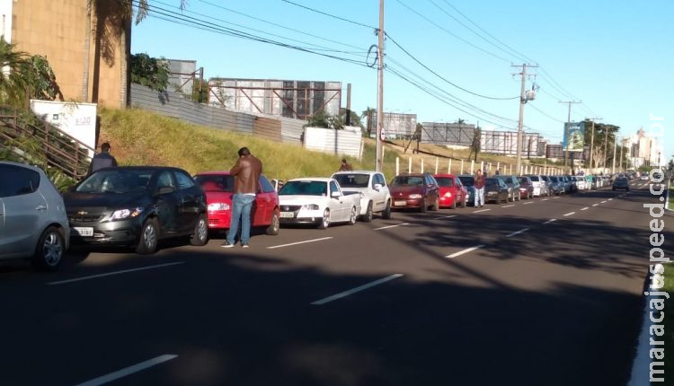 Motoristas esperam até 16h no frio para garantir gasolina sem imposto em Campo Grande