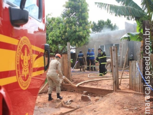 Mulher ateia fogo em casa e tenta se matar ao lado da filha de 1 ano