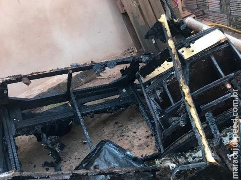 Mulher discute com ex-marido e tem casa incendiada Mulher discute com ex-marido e tem casa incendiada
