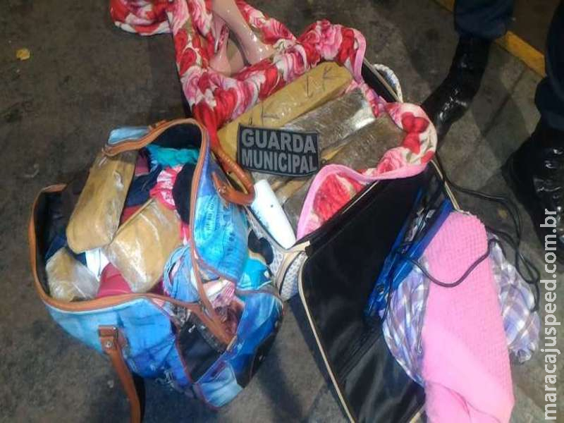 Mulher é presa com droga e diz que serviço livraria irmão da morte Mulher é presa com droga e diz que serviço livraria irmão da morte