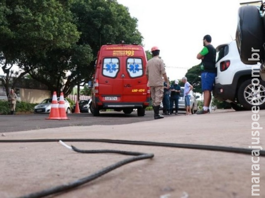 Mulher enrosca pescoço em fiação e é arremessada de motocicleta