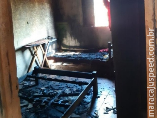 Mulher tem casa incendiada pelo ex-marido após separação Mulher tem casa incendiada pelo ex-marido após separação