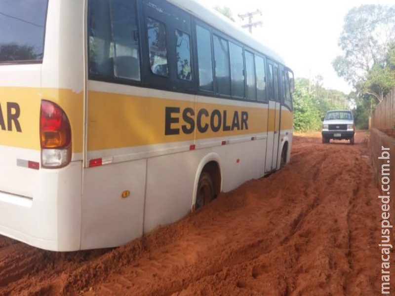 Ônibus escolar atola em estrada de terra e deixa alunos sem ir para aula