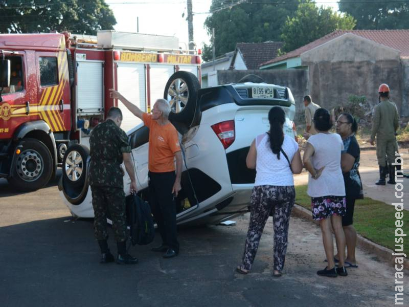 Por falta de sinalização, carros colidem e um capota no Jardim Imá Por falta de sinalização, carros colidem e um capota no Jardim Imá