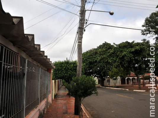 Poste torto e de madeira prejudica moradores do Vila Alba Poste torto e de madeira prejudica moradores do Vila Alba