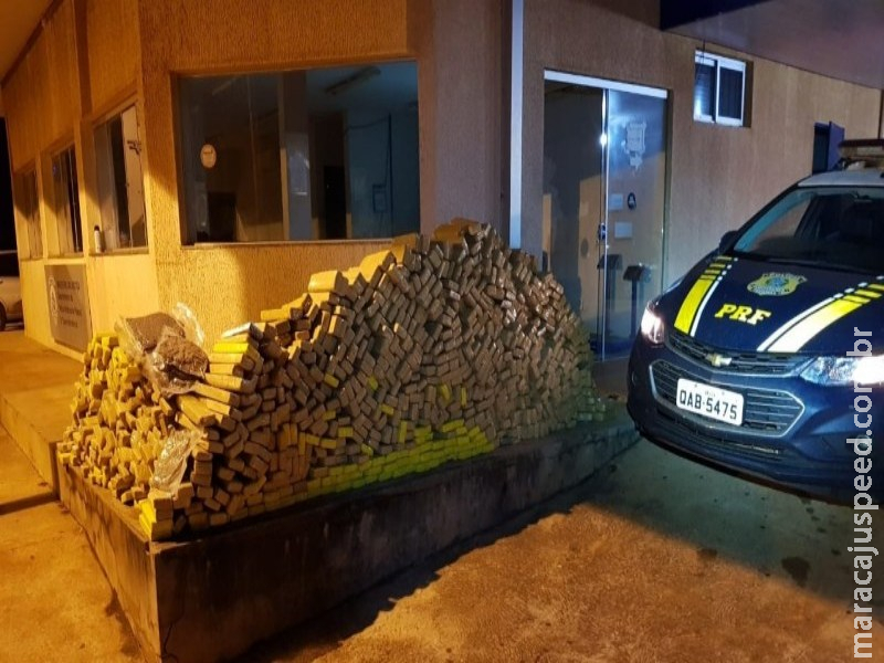 PRF apreende 677 quilos de maconha em veículo abandonado PRF apreende 677 quilos de maconha em veículo abandonado
