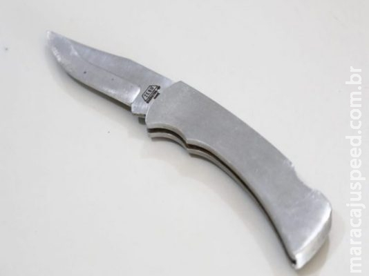 Rapaz tenta passar sem pagar passagem em terminal é detido por segurança e o ameaça com canivete 