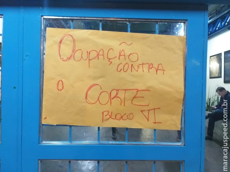 Reitoria deixa alunos sem água e luz em ocupação contra corte de verba