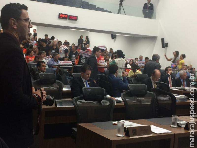 Sob protestos, prorrogação do abono por mais um ano é aprovada Sob protestos, prorrogação do abono por mais um ano é aprovada