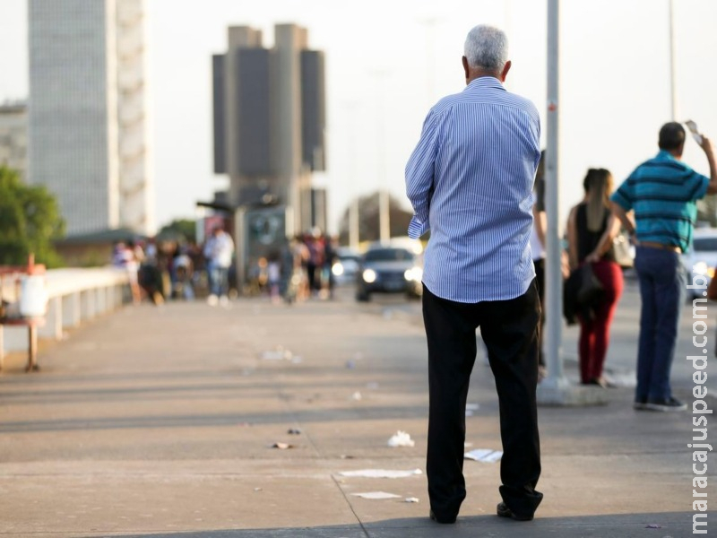 Total de idosos no mercado de trabalho cresce; precariedade aumenta