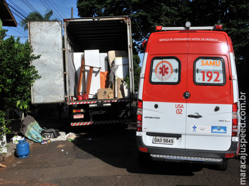 Trabalhador tem convulsão e cai de caminhão de mudança