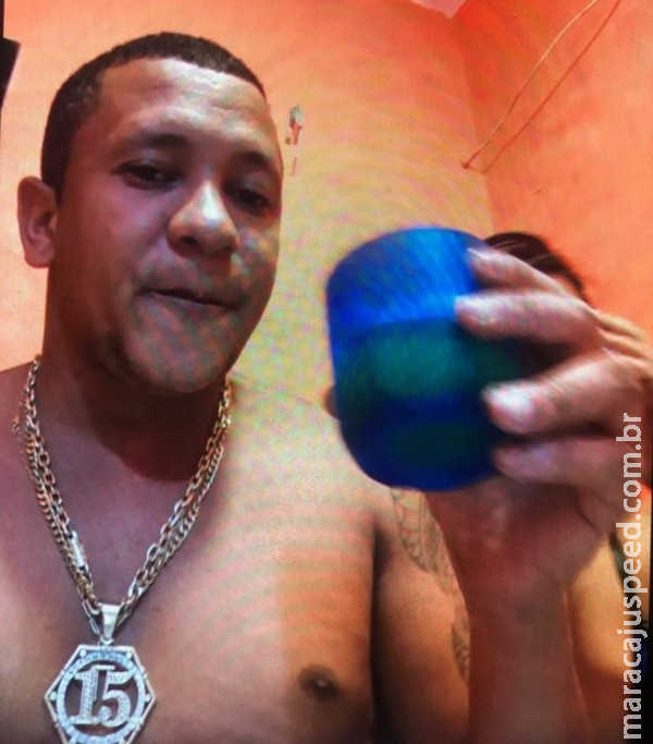 Traficante bebe cerveja, faz fotos com a mulher e transmite imagens de dentro de presídio Traficante bebe cerveja, faz fotos com a mulher e transmite imagens de dentro de presídio
