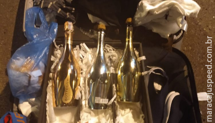 Traficante usava champanhe chique para esconder cocaína Traficante usava champanhe chique para esconder cocaína
