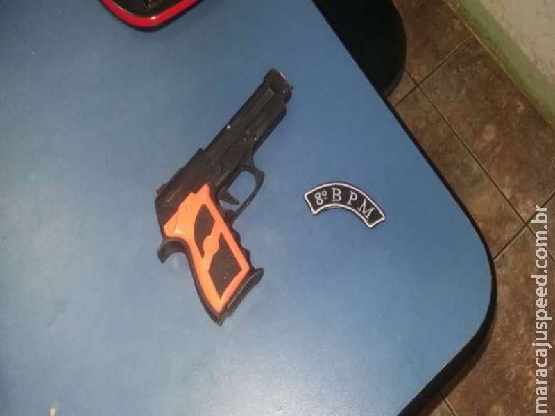 Trio é detido com arma de brinquedo escondida em veículo