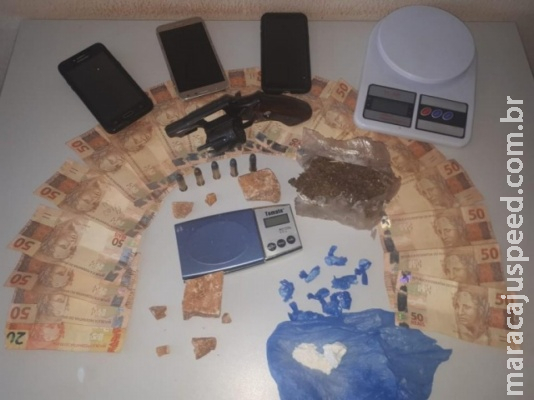 Trio é preso com drogas, arma e dinheiro em residência usada para o tráfico Trio é preso com drogas, arma e dinheiro em residência usada para o tráfico