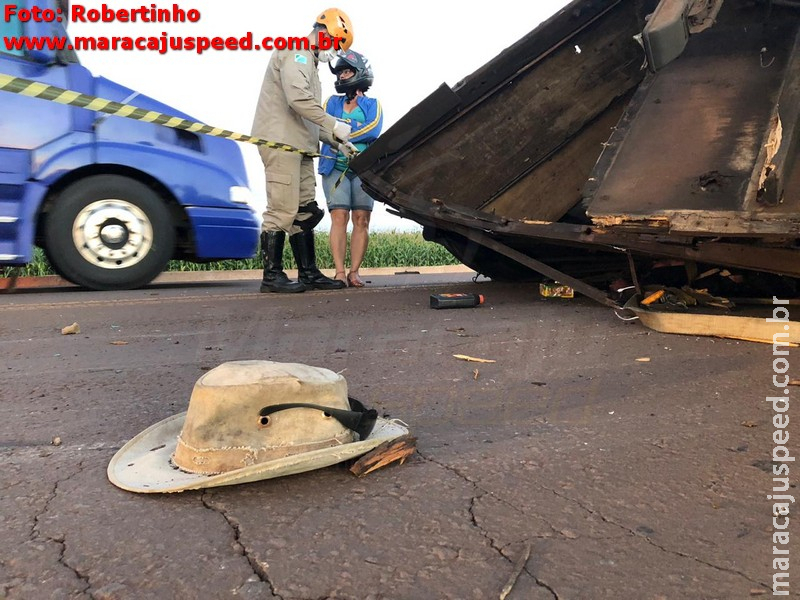 Urgente: Caminhão tomba no minianel em Maracaju e homem morre no local Urgente: Caminhão tomba no minianel em Maracaju e homem morre no local