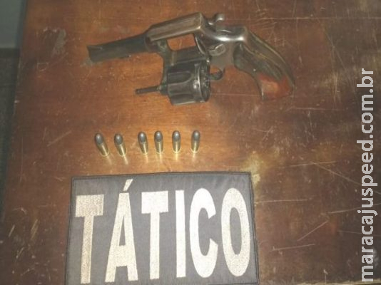 Vizinhos desarmam homem que batia na esposa segurando revólver Vizinhos desarmam homem que batia na esposa segurando revólver