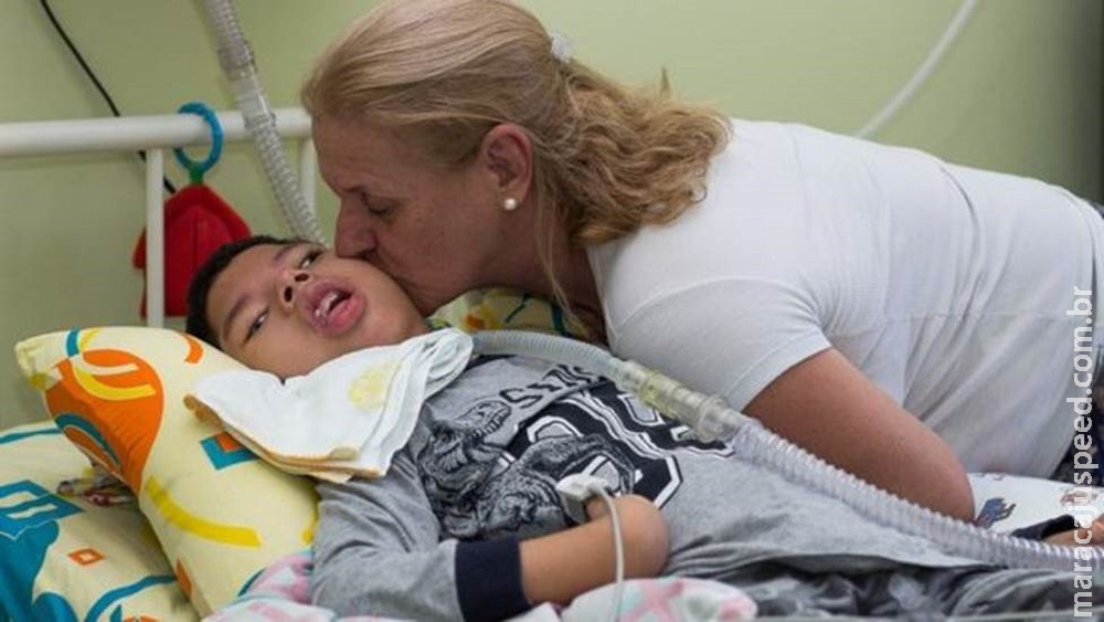 A tocante história da enfermeira que adotou garoto com paralisia cerebral abandonado pelos pais