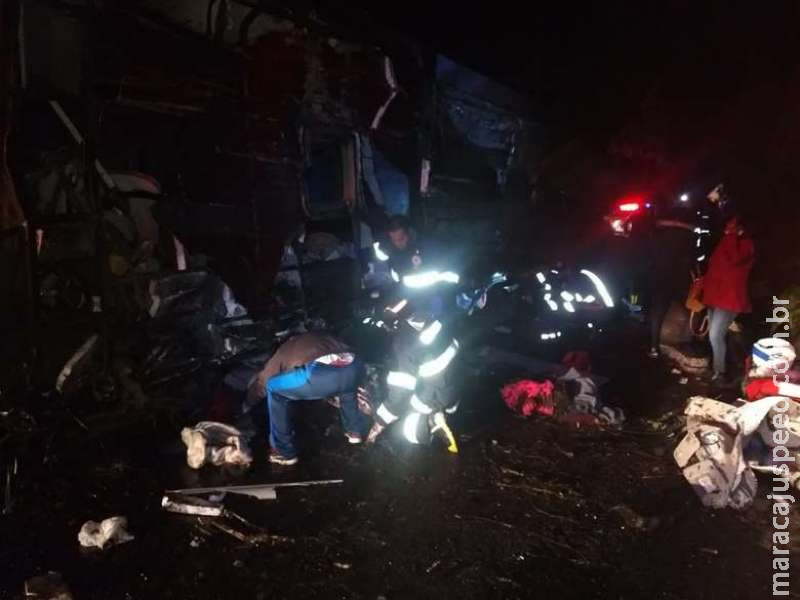 Acidente com ônibus deixa 10 mortos e 51 feridos em rodovia de SP Acidente com ônibus deixa 10 mortos e 51 feridos em rodovia de SP