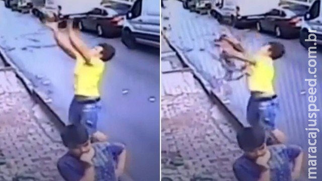 Adolescente agarra menina de 2 anos que caiu do segundo andar de prédio Adolescente agarra menina de 2 anos que caiu do segundo andar de prédio