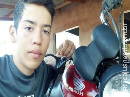 Adolescente teria entrado atrás de caminhão boiadeiro que passou por cima de sua cabeça 