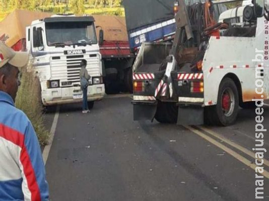 Caminhão bate na traseira de ônibus e passageira morre