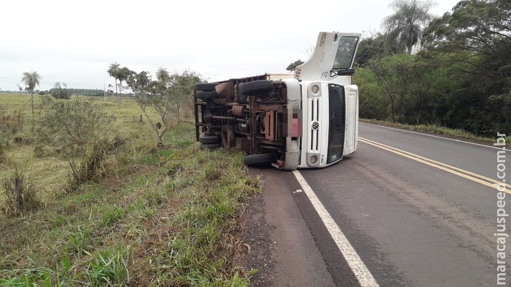 Caminhão tomba em rodovia, causa congestionamento e motorista sai ileso