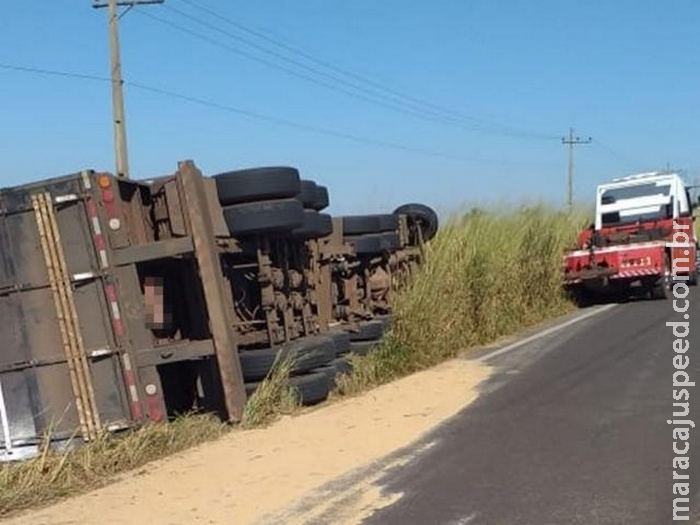 Caminhoneiro fica preso às ferragens após tombar carreta na MS-480