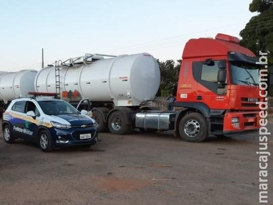 Caminhoneiro pula de cabine, pede socorro à PRF e é salvo de sequestro Caminhoneiro pula de cabine, pede socorro à PRF e é salvo de sequestro