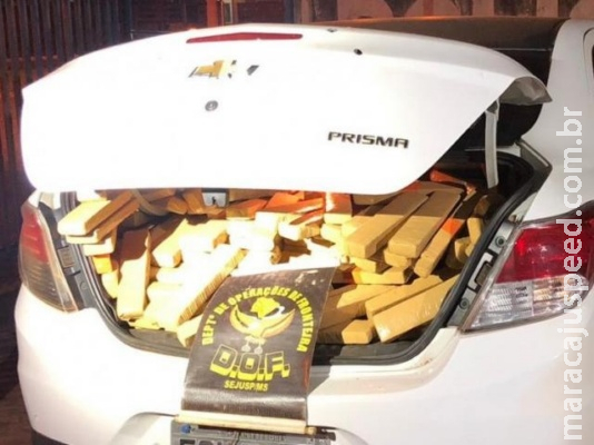 Carro roubado é apreendido com quase meia tonelada de maconha Carro roubado é apreendido com quase meia tonelada de maconha