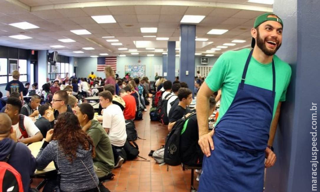 Conheça o chef que deixou um restaurante premiado para preparar a merenda de escolas públicas