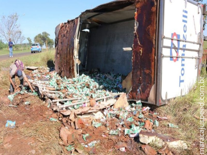 Empresa ‘doa’ carga de leite após caminhão carregado tombar na BR-262 