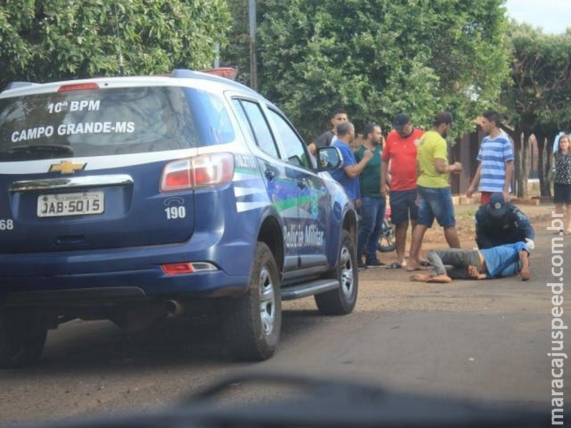 Homem é detido e amarrado por moradores depois de invadir casa Homem é detido e amarrado por moradores depois de invadir casa