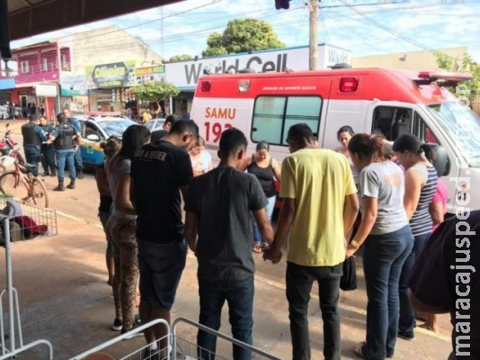 Idosa é socorrida em estado grave ao ser atropelada em rua sem sinalização