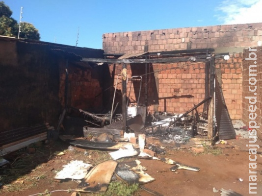 Incêndio em barraco assusta funcionários de distribuidora de gás Incêndio em barraco assusta funcionários de distribuidora de gás