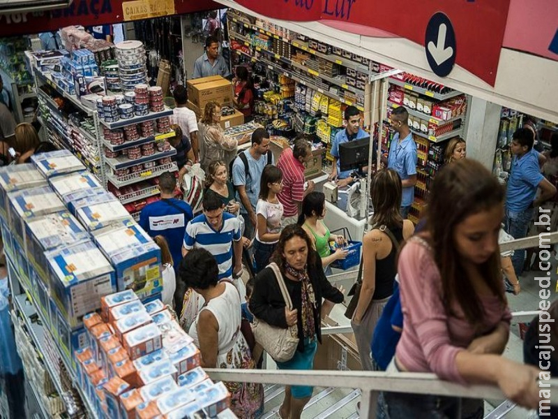 Intenção de consumo das famílias recua pelo quarto mês, diz CNC