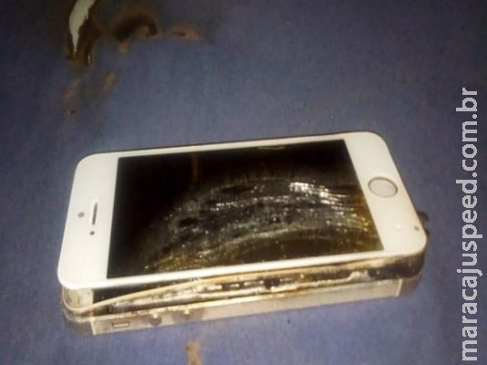 Jovem coloca celular para carregar e acorda com ele em chamas em MS 