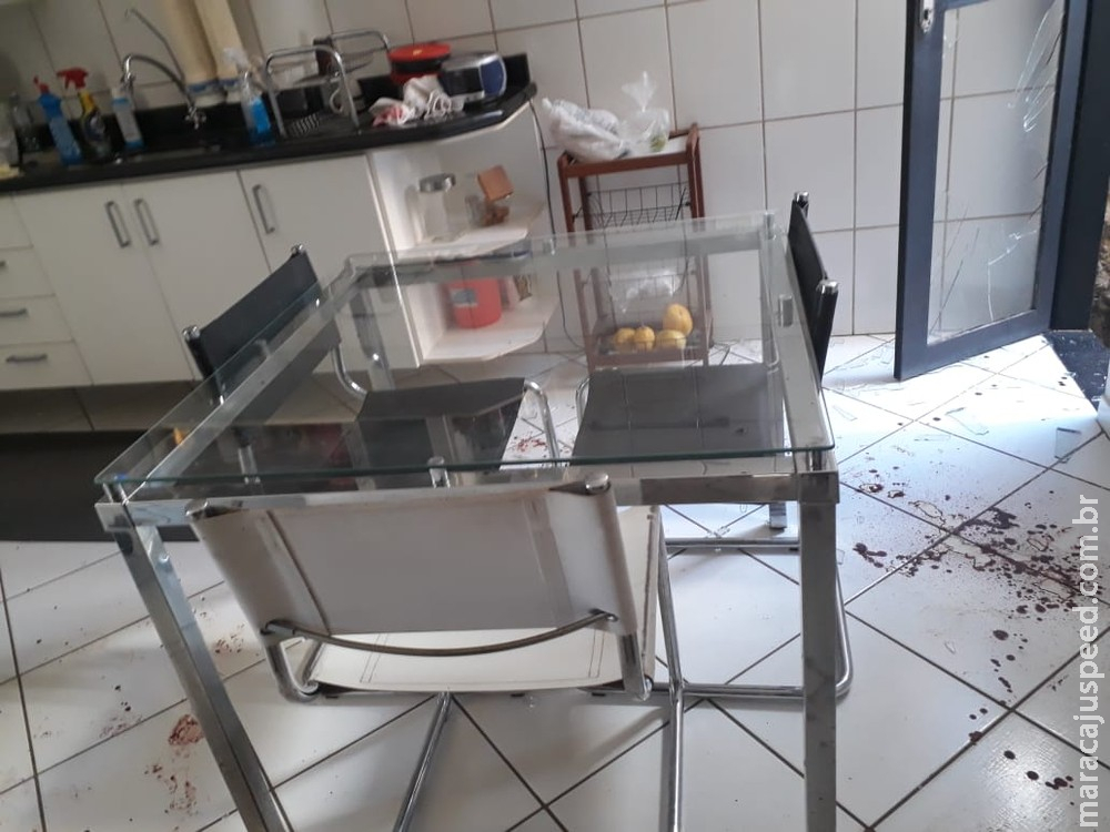 Jovem que fugiu há 3 dias de hospital de MS com bala alojada no peito após ser baleado pelo pai está em casa Jovem que fugiu há 3 dias de hospital de MS com bala alojada no peito após ser baleado pelo pai está em casa