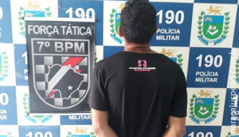 Jovem se irrita ao ver esposa catando latinhas, tenta enforcá-la e é preso Jovem se irrita ao ver esposa catando latinhas, tenta enforcá-la e é preso
