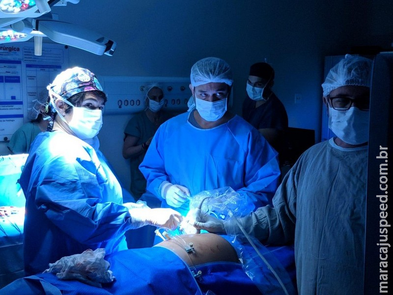 Médicos operam intestino com malformação de feto ainda na barriga da mãe 