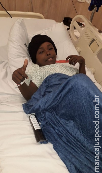 Menino que ganhou festa temática da PM e aguardava transplante viaja para SP: 