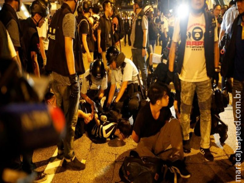 Milhares de pessoas protestam em Hong Kong contra projeto de lei Milhares de pessoas protestam em Hong Kong contra projeto de lei