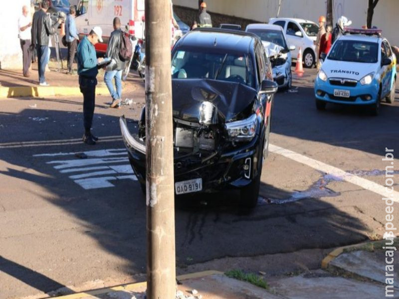 Motorista não respeita sinalização bate em carro e acerta poste de iluminação 
