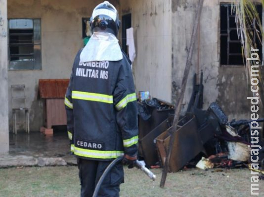 Mulher coloca fogo na própria casa e é socorrida com queimaduras no rosto 