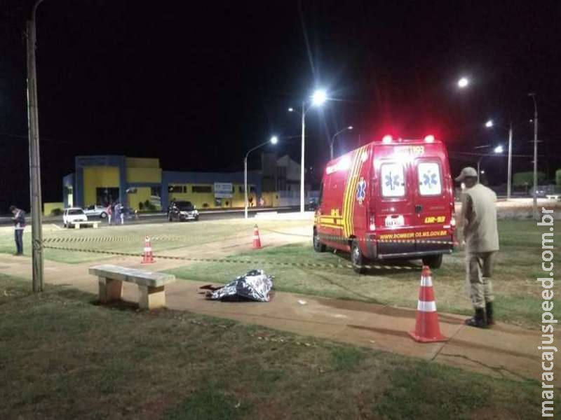 Mulher é morta pelo ex-namorado com golpes de canivete no pescoço Mulher é morta pelo ex-namorado com golpes de canivete no pescoço