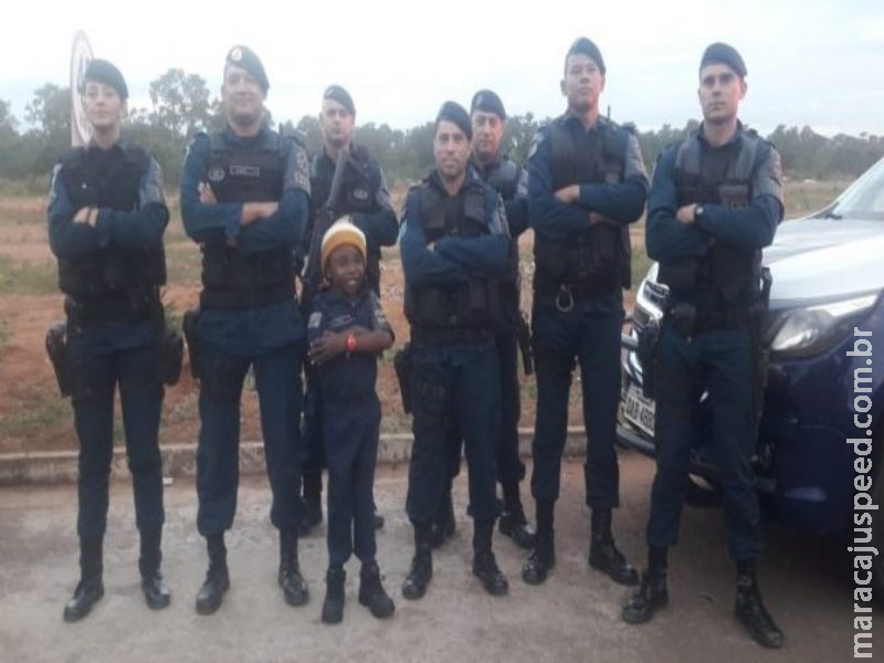 PM faz surpresa em festa de aniversário de pequeno guerreiro que sonha ser policial PM faz surpresa em festa de aniversário de pequeno guerreiro que sonha ser policial