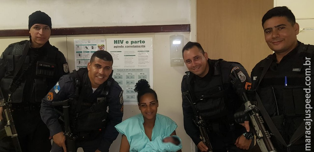 PMs ajudam em parto e depois prendem mulher que deu à luz PMs ajudam em parto e depois prendem mulher que deu à luz