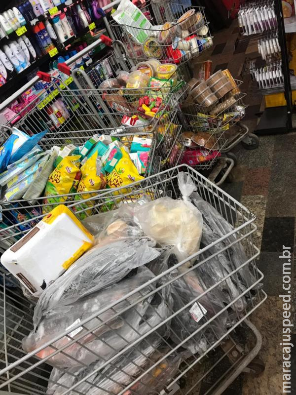 Procon/MS averigua denúncia no aplicativo e flagra alimentos vencidos
