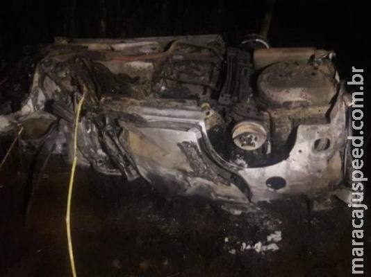 Quatro pessoas morrem após Van de prefeitura bater e pegar fogo